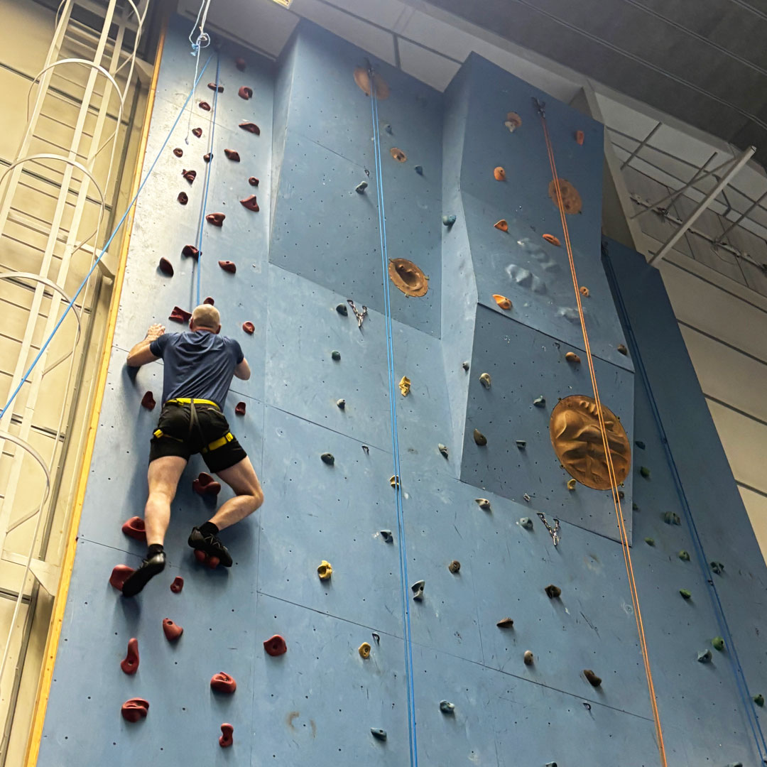 Kuortaneen Urheiluopistolla kiipeilemässä